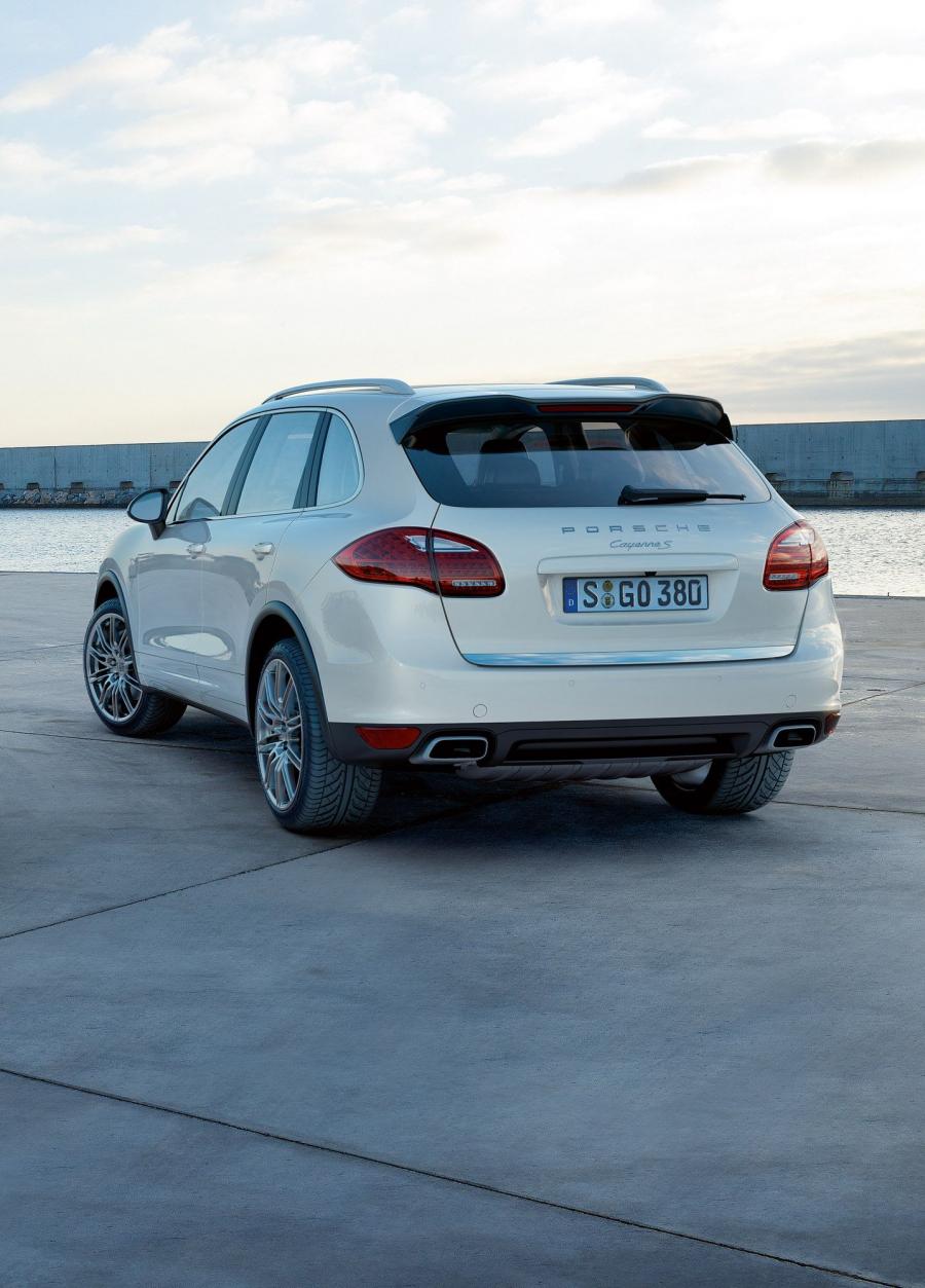 Porsche Cayenne S Hybrid 2010 года  (фото 8 из 16)